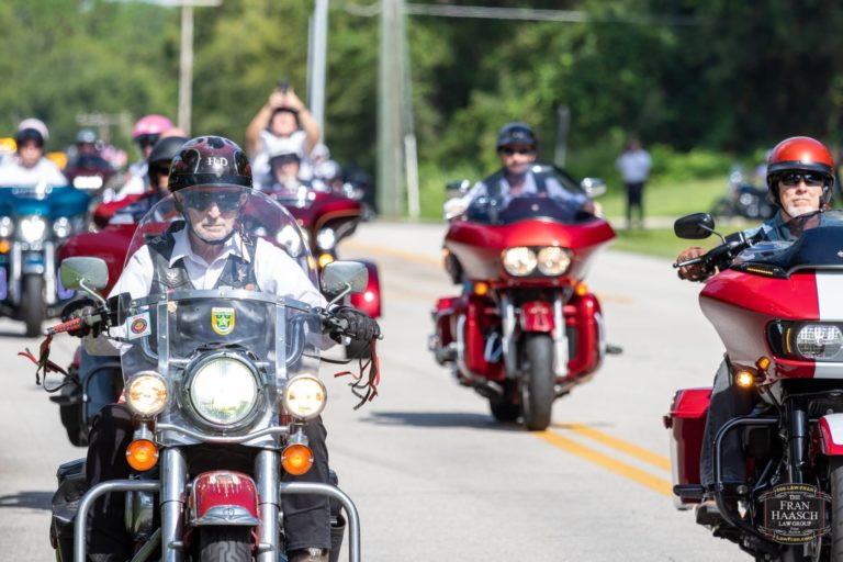 arlene malik ride motorcycles in road