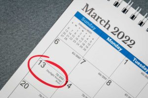 March 2022 Daylight Savings tie reminder in a calendar